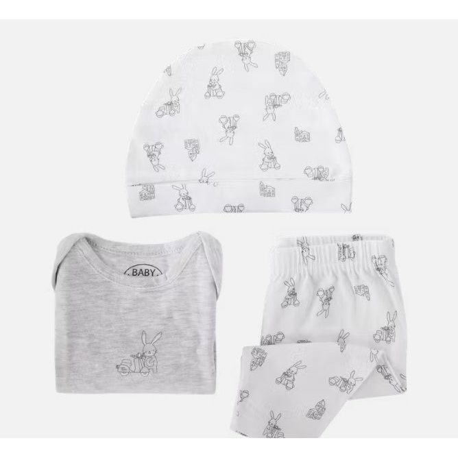 Description En coton biologique Disponible en taille 50/56 ou 62/68 avec divers imprimés Ce coffret cadeau contient un t-shirt tendance, un pantalon et un chouette accessoire : bonnet, bavoir ou bandeau. Le cadeau de naissance idéal ! Pour bébés de 0 à 6 mois.