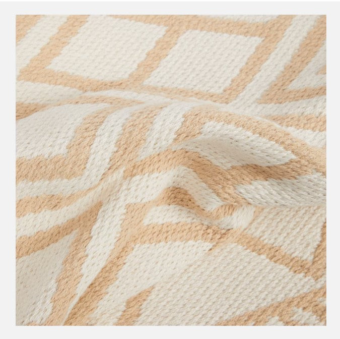 MONPAKI : Choix entre divers modèles pour trouver la perle rare adaptée à votre pièce ( salon, chambre, WC,...) le tapis est généralement exclu de par sa difficulté de nettoyage. ici, le tapis en coton et de petite dimension est facilement lavable à la main pour vous permettre de l'entretien assez aisément. vos pieds de votre famille reste au chaud. Apportez plus de chaleur à votre intérieur, au sens propre comme au figuré, avec ce tapis ! Ce tapis tendance mais neutre conviendra à tous les intérieurs.