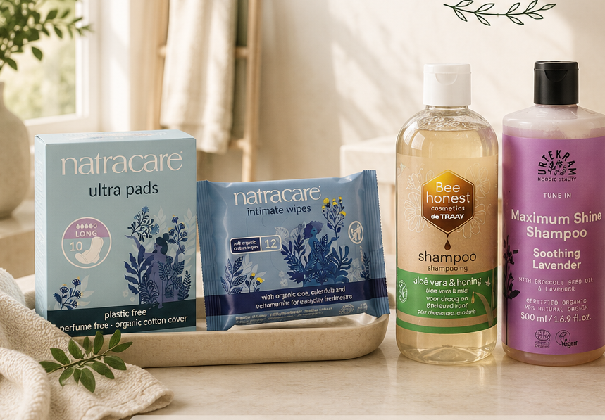 Sélection de produits d'hygiène naturelle dans une salle de bain moderne, avec shampoings, déodorant naturel, soins dentaires et hygiène quotidienne.