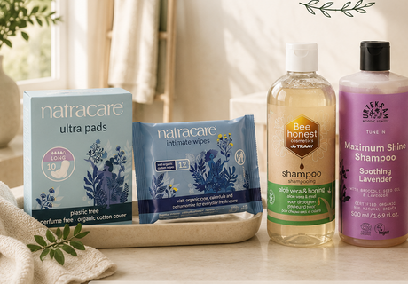 Sélection de produits d'hygiène naturelle dans une salle de bain moderne, avec shampoings, déodorant naturel, soins dentaires et hygiène quotidienne.