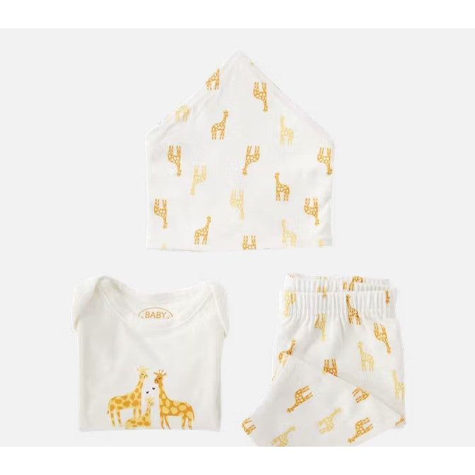 Description En coton biologique Disponible en taille 50/56 ou 62/68 avec divers imprimés Ce coffret cadeau contient un t-shirt tendance, un pantalon et un chouette accessoire : bonnet, bavoir ou bandeau. Le cadeau de naissance idéal ! Pour bébés de 0 à 6 mois.