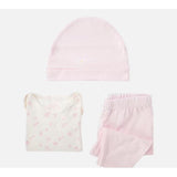 Description En coton biologique Disponible en taille 50/56 ou 62/68 avec divers imprimés Ce coffret cadeau contient un t-shirt tendance, un pantalon et un chouette accessoire : bonnet, bavoir ou bandeau. Le cadeau de naissance idéal ! Pour bébés de 0 à 6 mois.