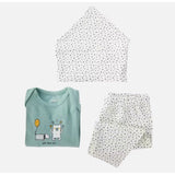 Description En coton biologique Disponible en taille 50/56 ou 62/68 avec divers imprimés Ce coffret cadeau contient un t-shirt tendance, un pantalon et un chouette accessoire : bonnet, bavoir ou bandeau. Le cadeau de naissance idéal ! Pour bébés de 0 à 6 mois.