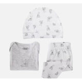 Description En coton biologique Disponible en taille 50/56 ou 62/68 avec divers imprimés Ce coffret cadeau contient un t-shirt tendance, un pantalon et un chouette accessoire : bonnet, bavoir ou bandeau. Le cadeau de naissance idéal ! Pour bébés de 0 à 6 mois.