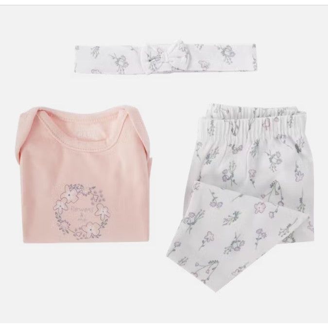 Description En coton biologique Disponible en taille 50/56 ou 62/68 avec divers imprimés Ce coffret cadeau contient un t-shirt tendance, un pantalon et un chouette accessoire : bonnet, bavoir ou bandeau. Le cadeau de naissance idéal ! Pour bébés de 0 à 6 mois.