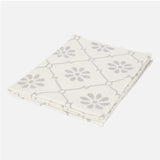 MONPAKI : Choix entre divers modèles pour trouver la perle rare adaptée à votre pièce ( salon, chambre, WC,...) le tapis est généralement exclu de par sa difficulté de nettoyage. ici, le tapis en coton et de petite dimension est facilement lavable à la main pour vous permettre de l'entretien assez aisément. vos pieds de votre famille reste au chaud.  Apportez plus de chaleur à votre intérieur, au sens propre comme au figuré, avec ce tapis ! Ce tapis tendance mais neutre conviendra à tous les intérieurs.